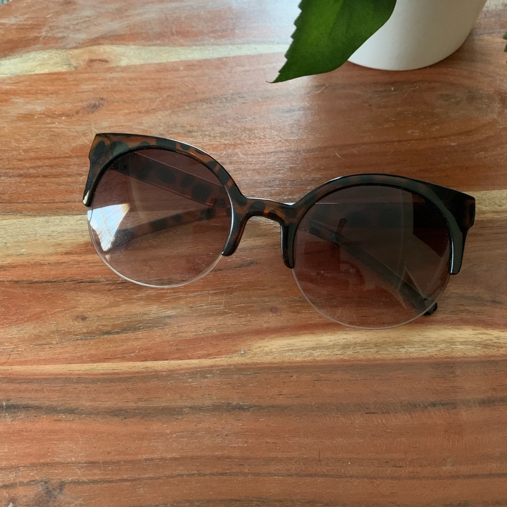 Fashionable sunglasses! (Gently used)